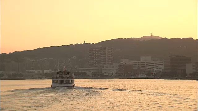 日本Wakato Ferry从前景到背面航行的背影照片视频素材