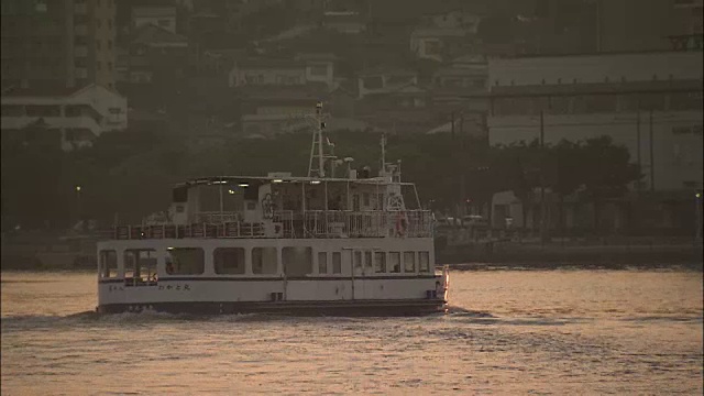 Wakato Ferry正从前景驶向背面，并向右转，日本视频素材