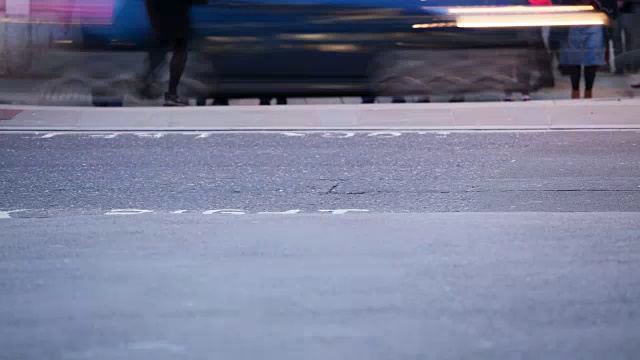 黄昏时分，英国伦敦，行人穿过马路视频素材
