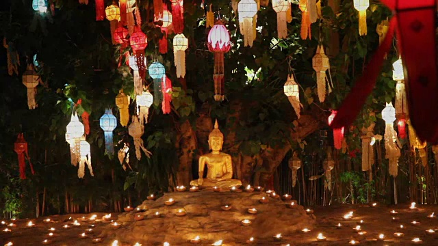泰国清迈，僧人点燃蜡烛为佛祖祈福视频下载