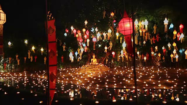 泰国清迈，僧人点燃蜡烛为佛祖祈福视频下载
