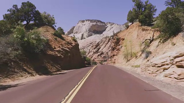 驾驶美国:从犹他州锡安国家公园的道路上拍摄的汽车视频下载