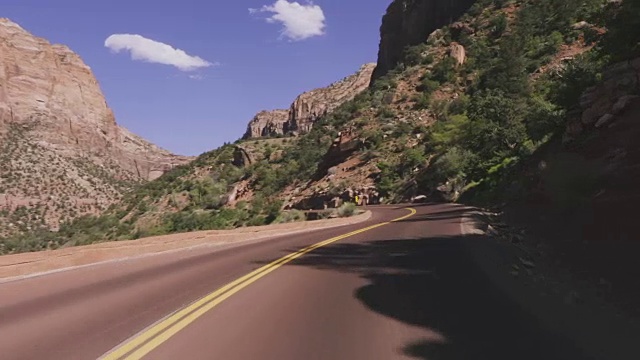 驾驶美国:视角跟踪拍摄沿着山路通过锡安峡谷朝向大拱门，锡安国家公园，犹他州视频下载