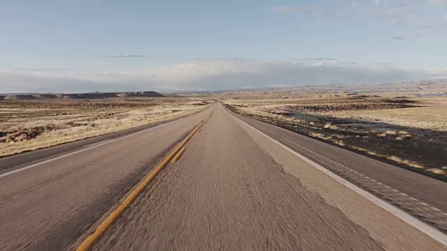 驾驶美国:壮观的视角，汽车疾驰过沙漠视频下载