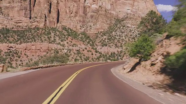 驾驶美国:视点跟踪拍摄沿着曲折的公路通过锡安峡谷到大拱门，锡安国家公园，犹他州视频下载
