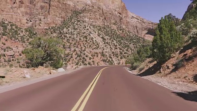 开车去美国:开车去犹他州锡安国家公园的大拱门视频下载