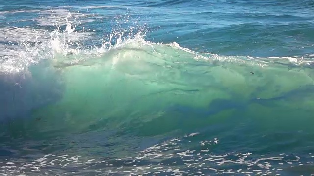 海浪在缓慢的运动视频素材