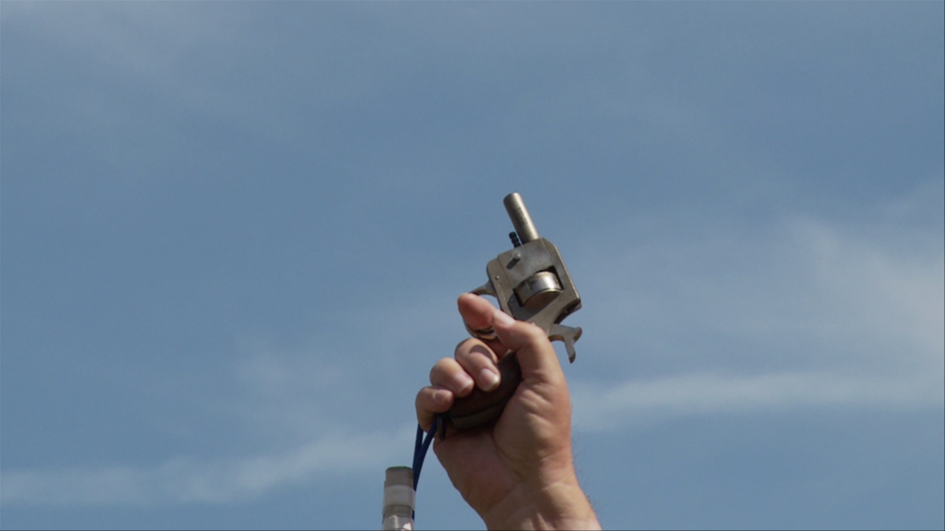 CU，一个人在空中开枪，手持枪的视图/亚特兰大，乔治亚州，美国视频购买