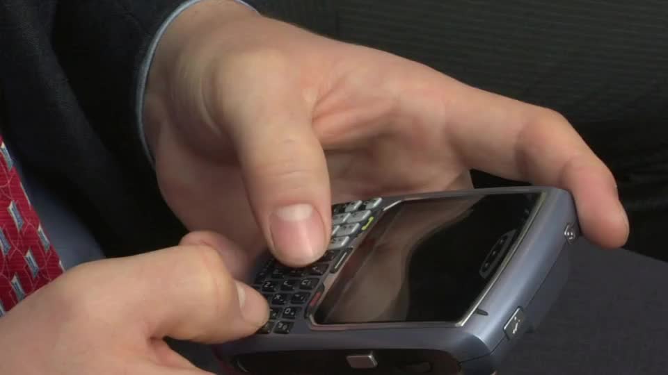 cuzo商人在他的手机短信/纽约，纽约，美国视频下载