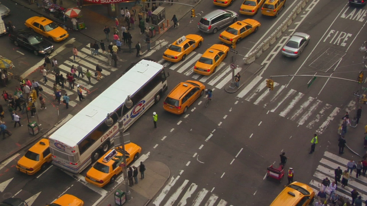 T/L HA WS交通和行人穿过繁忙的城市十字路口/纽约，美国视频素材