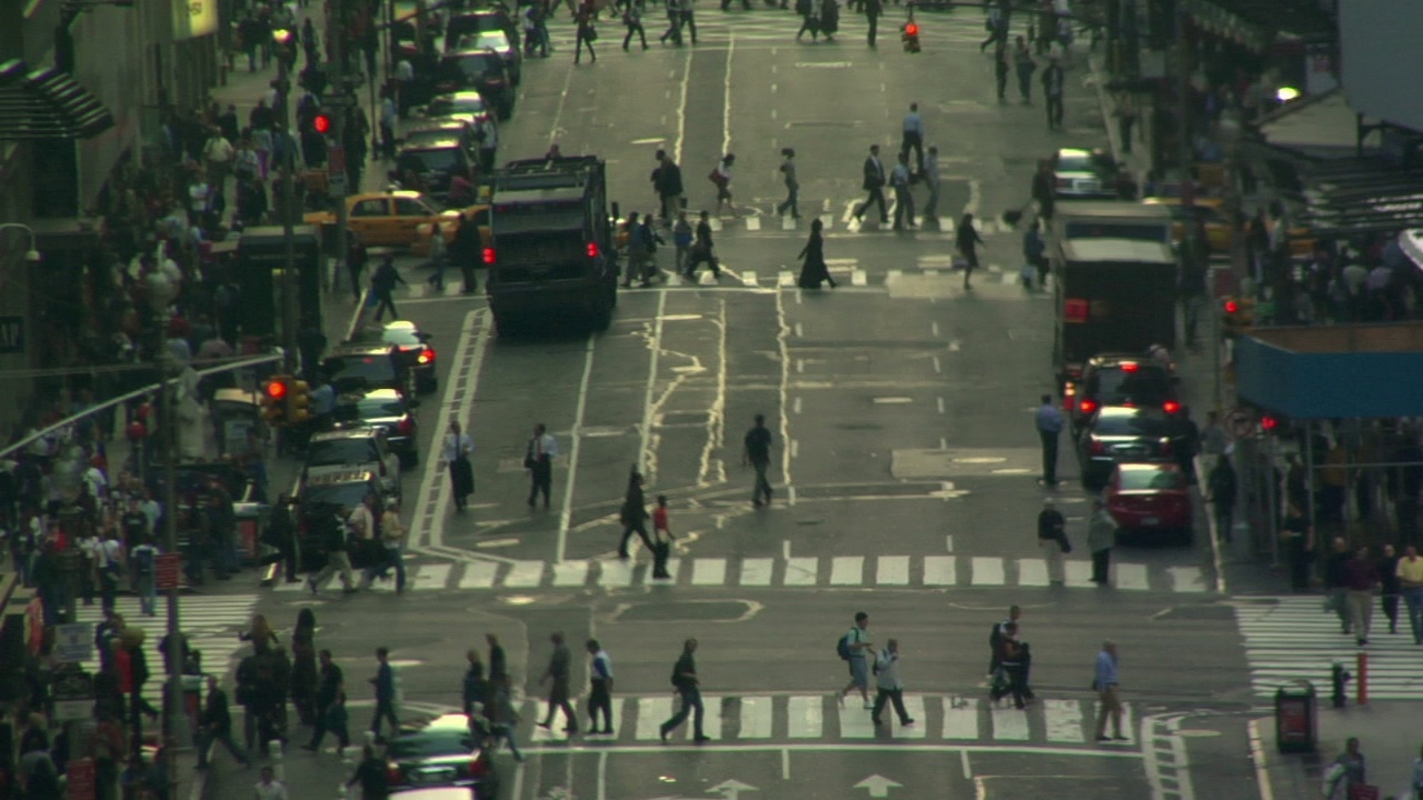 T/L HA WS行人和车辆穿过繁忙的城市街道/纽约，美国视频素材