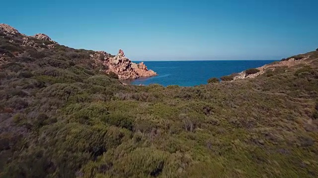 这是意大利撒丁岛莫里托里奥岛天堂般的海滩的航拍视频，这是意大利翡翠海岸不可思议的岛屿视频素材