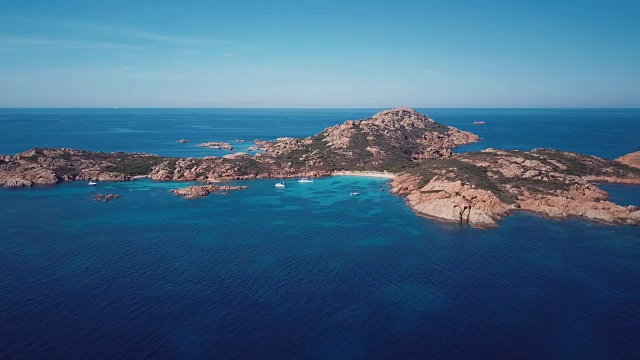 撒丁岛莫托里奥岛前的船只航拍视频，这是意大利翡翠海岸令人难以置信的美景视频素材
