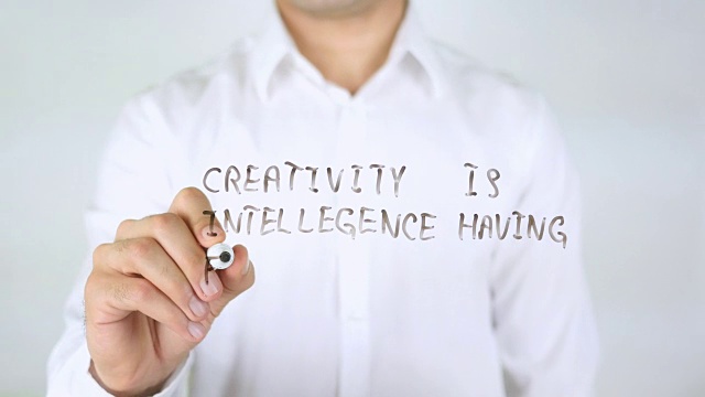创造力是快乐的智慧，在玻璃上写字的人视频下载