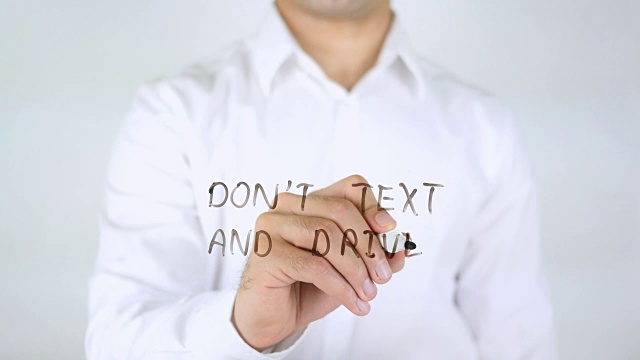 不要边开车边发短信，男人在玻璃上写字视频素材