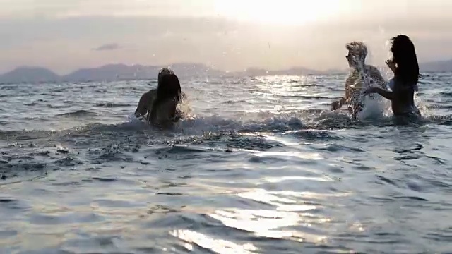 欢乐的人们在海边戏水，年轻的朋友们在海滩上度假视频素材
