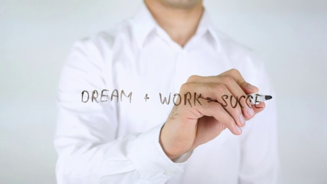 梦想+工作=成功，人在玻璃上写字视频素材