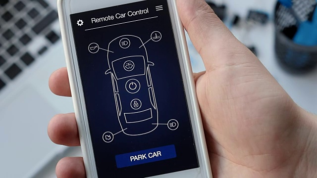一个人远程停车。汽车遥控使用智能手机应用程序虚拟界面。视频素材