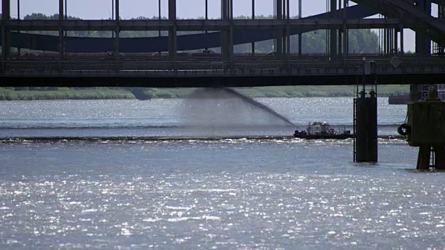 船正在用喷水机从桥下清洗一座桥视频素材