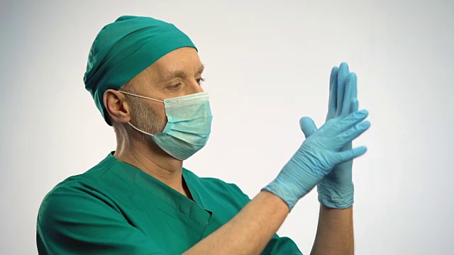 医生戴上口罩戴上医用手套，准备办理手续视频下载
