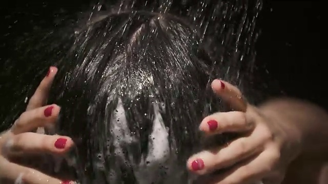 女人头后淋浴香波冲洗慢动作视频素材