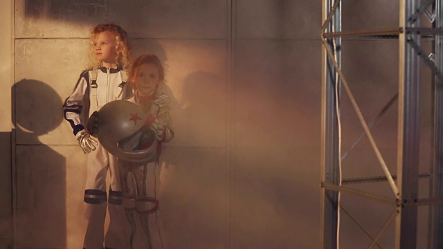 两个小女孩宇航员视频素材