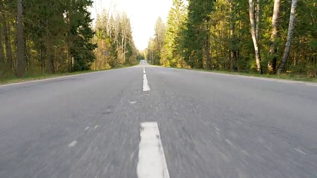 道路之间的森林飞行相机拍摄视频下载