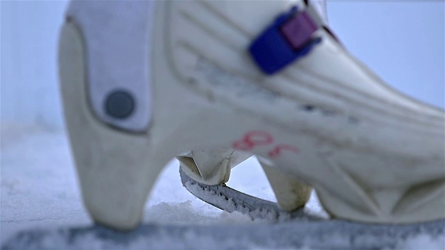 低角度视角的溜冰者停止前摄像机视频素材