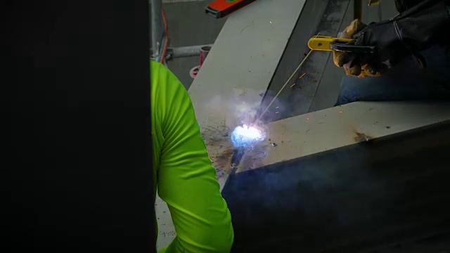 在建筑工地的钢框架结构上工作的焊工穿着整体和安全设备视频素材