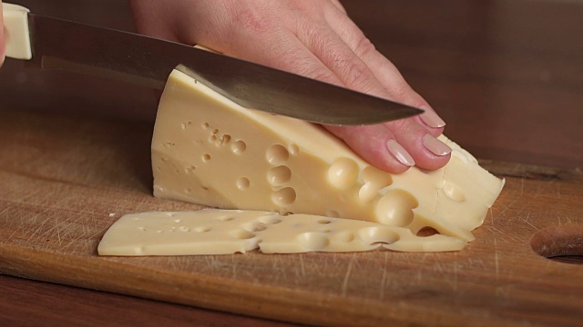 一个女人切奶酪的特写，慢镜头。视频下载
