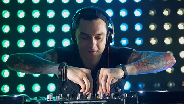 专业DJ在夜总会使用特殊设备播放音乐。4 k。视频下载