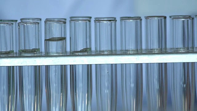 科学家用一个大配料器将水装满实验室玻璃器皿视频下载
