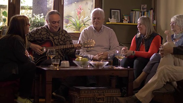 一群老年人朋友在室内玩吉他视频素材