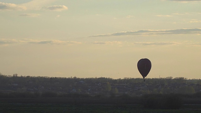 气球在日落时飞行视频素材