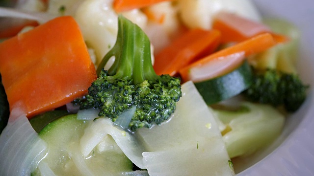 煮熟的蔬菜在盘子上的运动视频下载