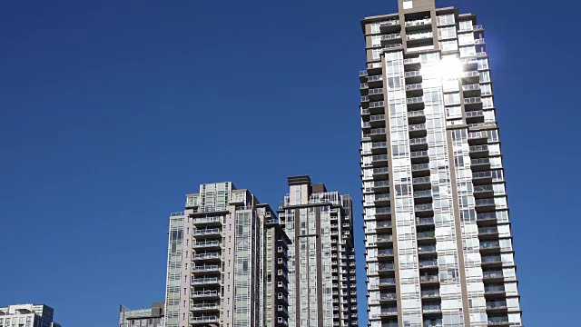蓝天上的高层住宅新建筑运动视频下载