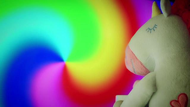 4K新潮独角兽软玩具看彩虹视频素材