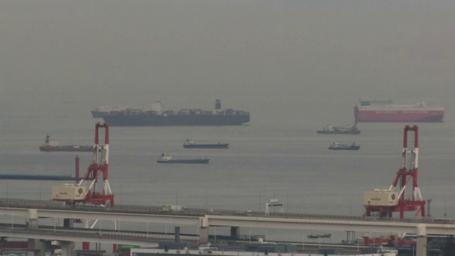 日本横滨沿海系泊的船只视频素材