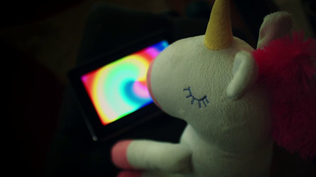 4K时尚独角兽软玩具在手机上看彩虹视频素材