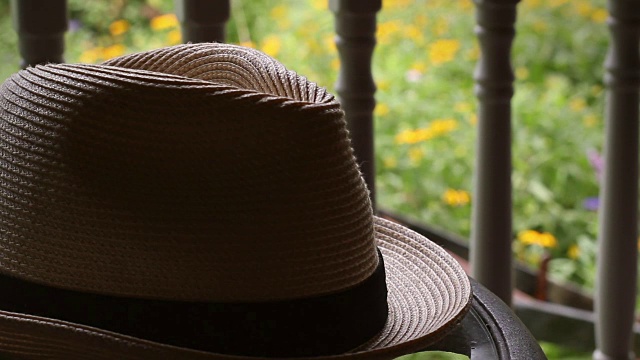 夏天，时髦的帽子从桌子上捡起来视频下载