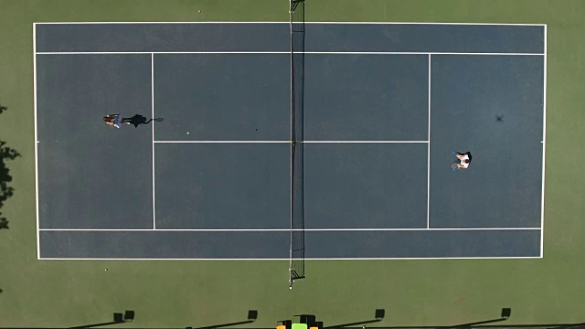 男人和女人在球场上打网球视频素材