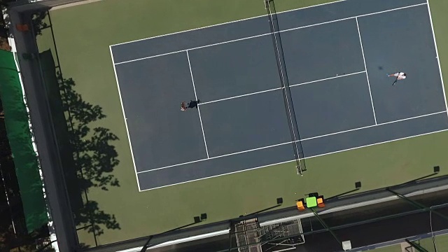 两个人在球场上打网球视频素材