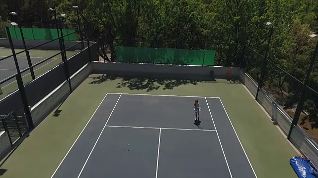 两个年轻人在室外网球场打网球视频素材