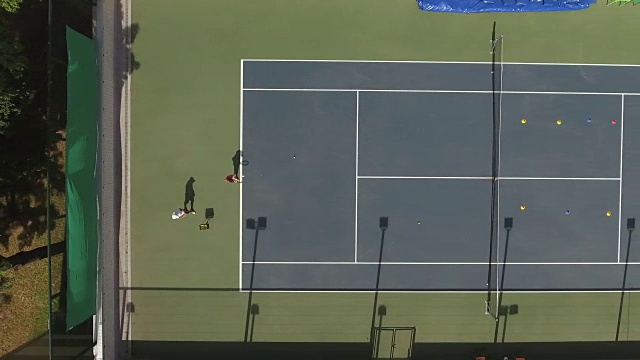 漂亮的女人和男人在网球场上玩视频素材