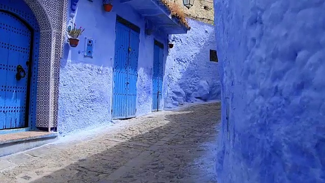 POV，行走在摩洛哥Chefchaouen Chaouen的蓝色小镇，第一个视角视频素材