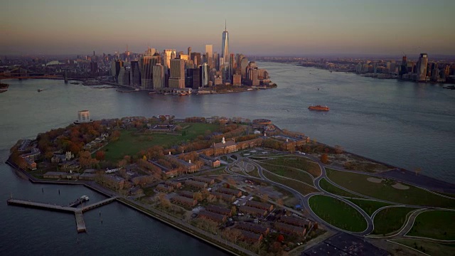 曼哈顿顶视图与纽约市的现代建筑和建筑。在美国的东部视频素材