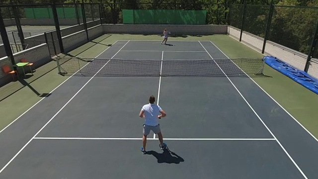 有魅力的年轻男子和女子打网球视频素材