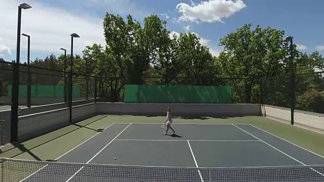 两个漂亮的人在球场上打网球视频素材
