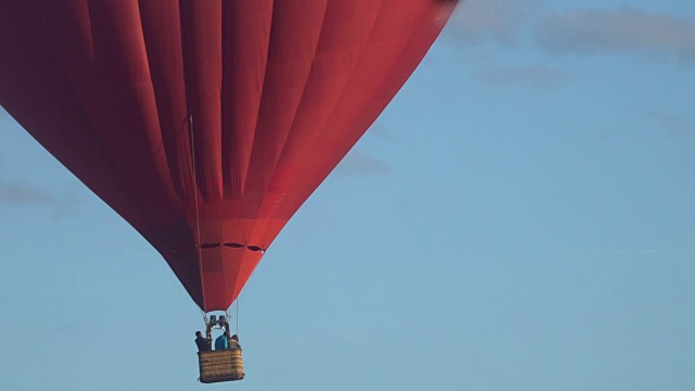 飞着心形的红色热气球在飞视频素材
