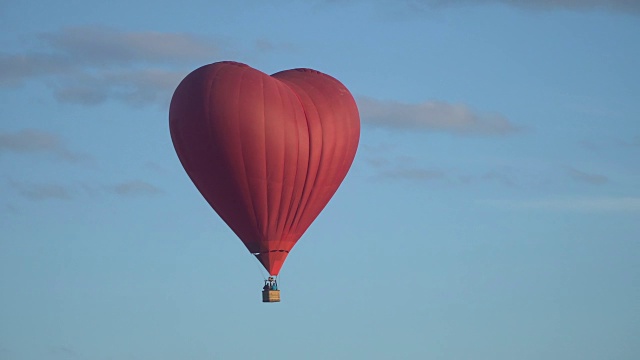 心形的热气球飞走了视频素材